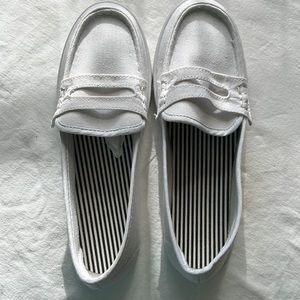 NEW KELLY WHITE SLIP ON FABRIC SNEAKERS SIZE 6.5M  NO BOX